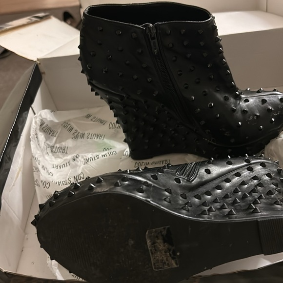 Spiked wedge booties. Genuine leather - Picture 3 of 3